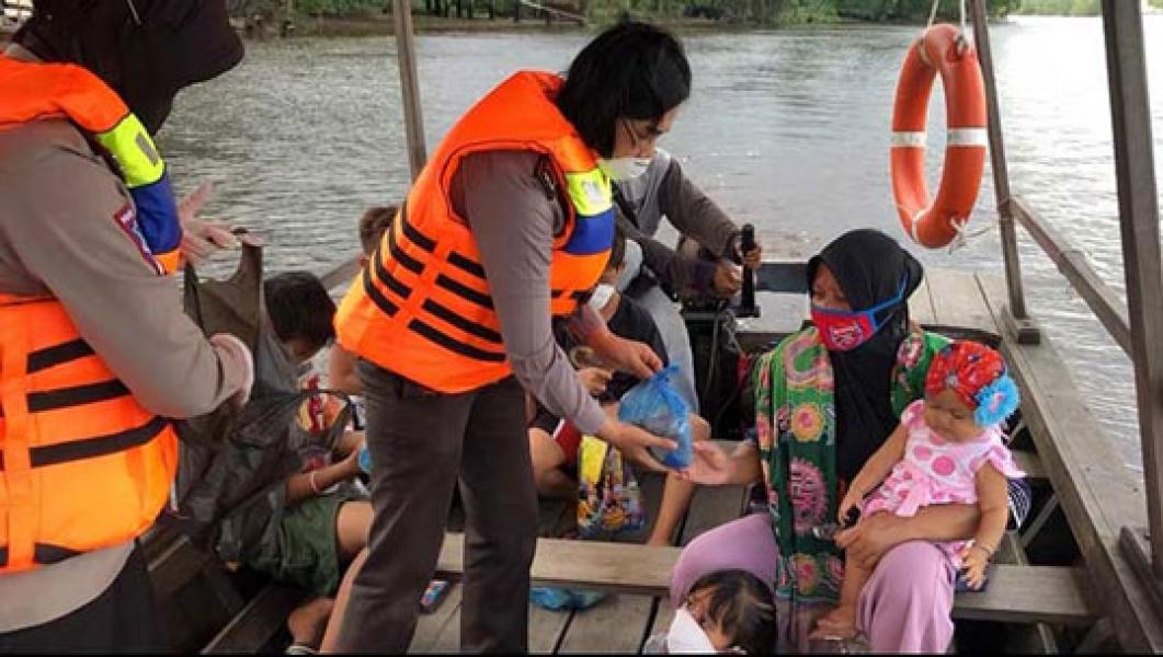 Satlantas Polres Siak Gelar Lomba Mewarnai untuk Anak di Atas Perahu