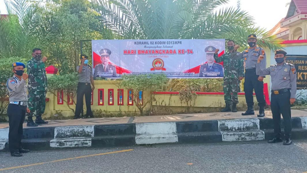 Sinergitas TNI/Polri, Koramil, 02/Rambah, Pasang Spanduk Hari Bhayangkara ke 74