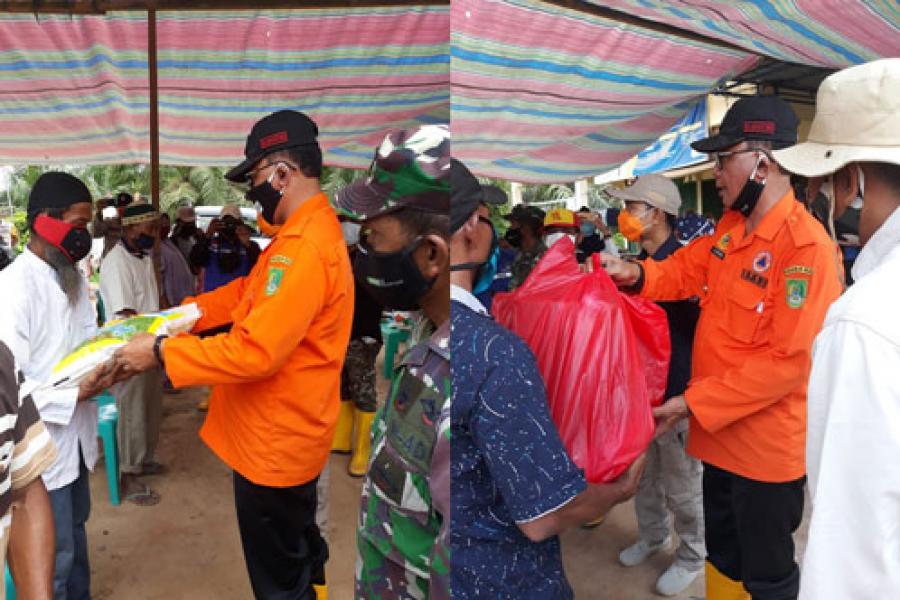 Terobos dengan Pompong, Bupati Suyatno Serahkan Bantuan Sembako untuk 100 KK Korban Banjir