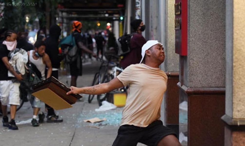 Tertangkap Kamera Lakukan Perusakan dalam Kerusuhan AS, Pria Bertato Peta Indonesia Minta Maaf