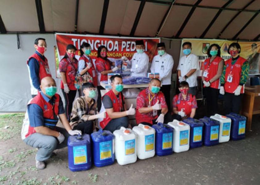 Tionghoa Peduli Covid-19 Serahkan Bantuan Disinfektan dan APD ke BPBD Pekanbaru