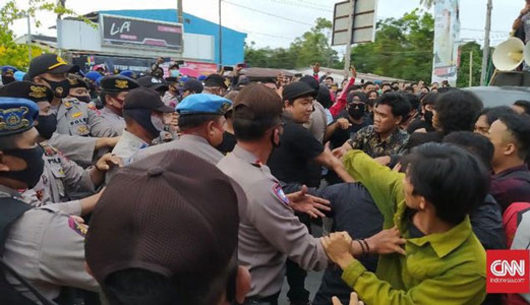 Tolak TKA China, Mahasiswa Blokade Jalan Bandara Haluoleo