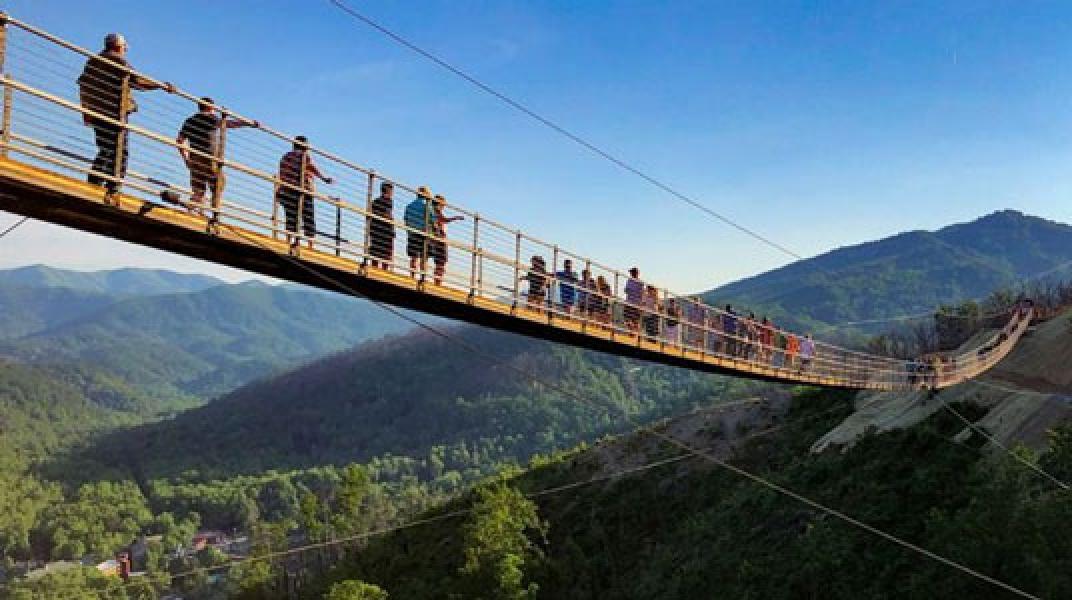 Turis Melompat, Lantai Jembatan Kaca Terpanjang di AS Pecah