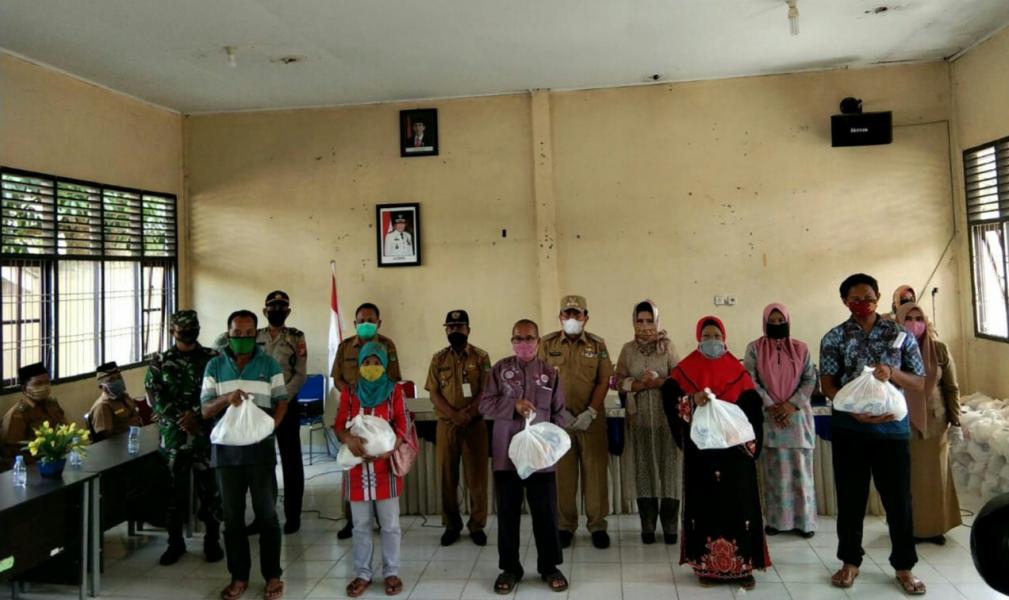 Wakili Danramil 14/Kepenuhan, Serda M Rasul Ikut Bagikan Sembako Bersama Bupati Rohul