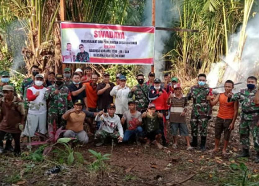 Babinsa Koramil Selakau dan Warga Kompak Bangun Rumah Warga Kurang Mampu