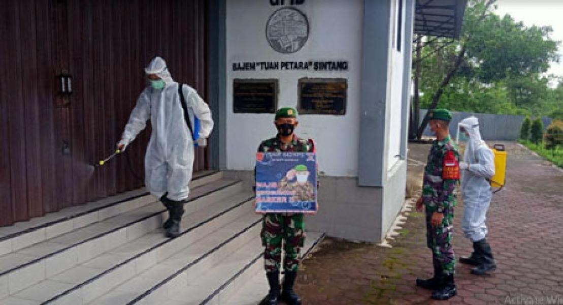 Batalyon Infanteri 642/Kapuas Laksanakan Penyemprot Desinfektan Berikan Kenyamanan Beribadah
