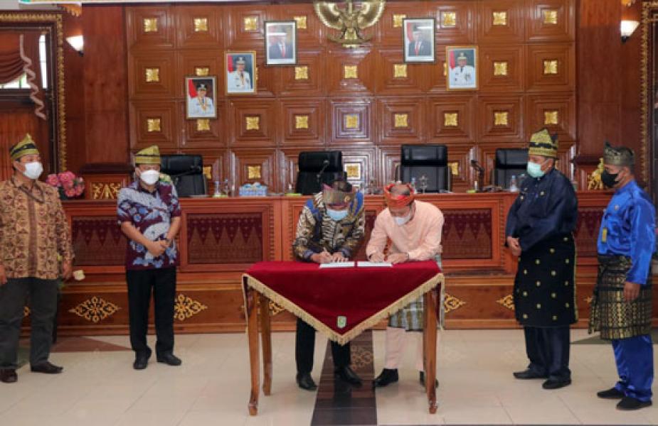 Disaksikan Kajati Riau, Pemkab Siak Bersama Lima BUMD Teken MoU Dengan Kejari Siak