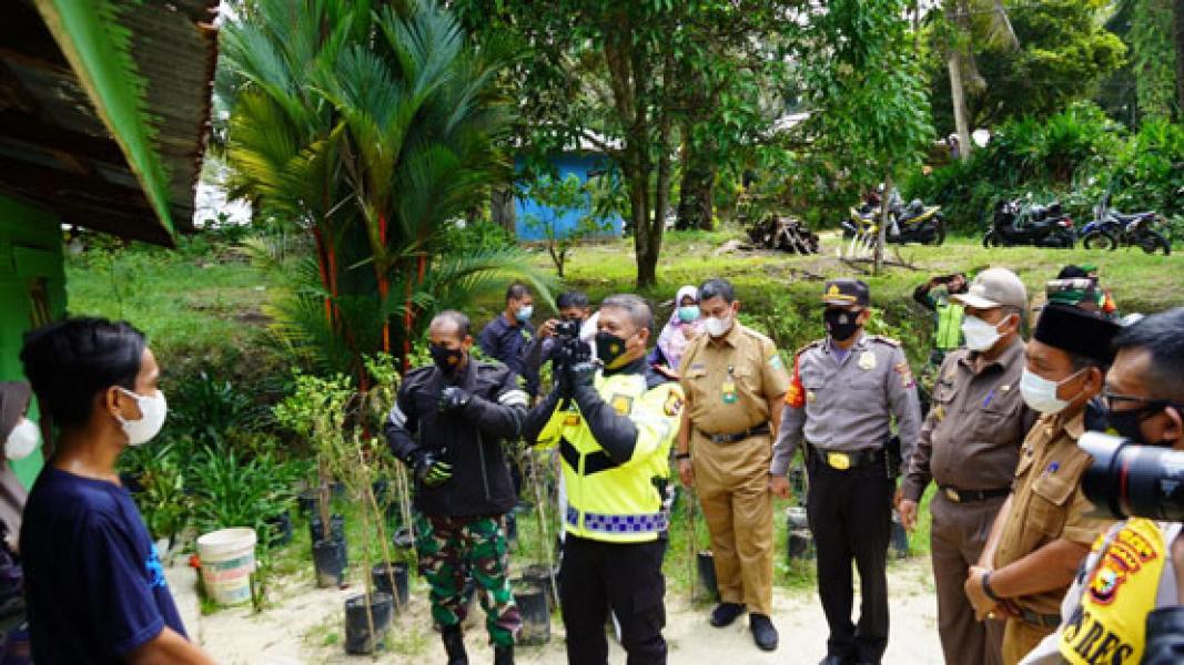 Kapolda Riau Bersama Danrem 031/WB Cek Pos PPKM dan Pelakssanaan Vaksinasi di Kabupaten Siak