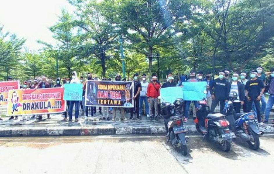 Massa Pendemo Gubernur Riau Dipaksa Bubar, Korlap Ditangkap