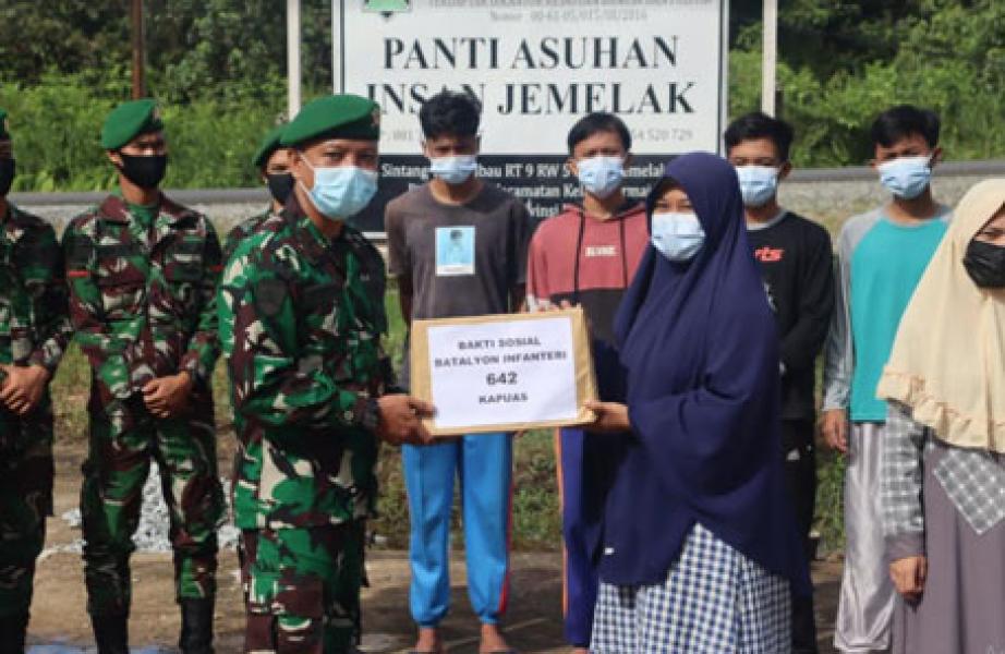Peduli Anak Yatim Piatu, Yonif 642/Kapuas Melaksanakan Bakti Sosial