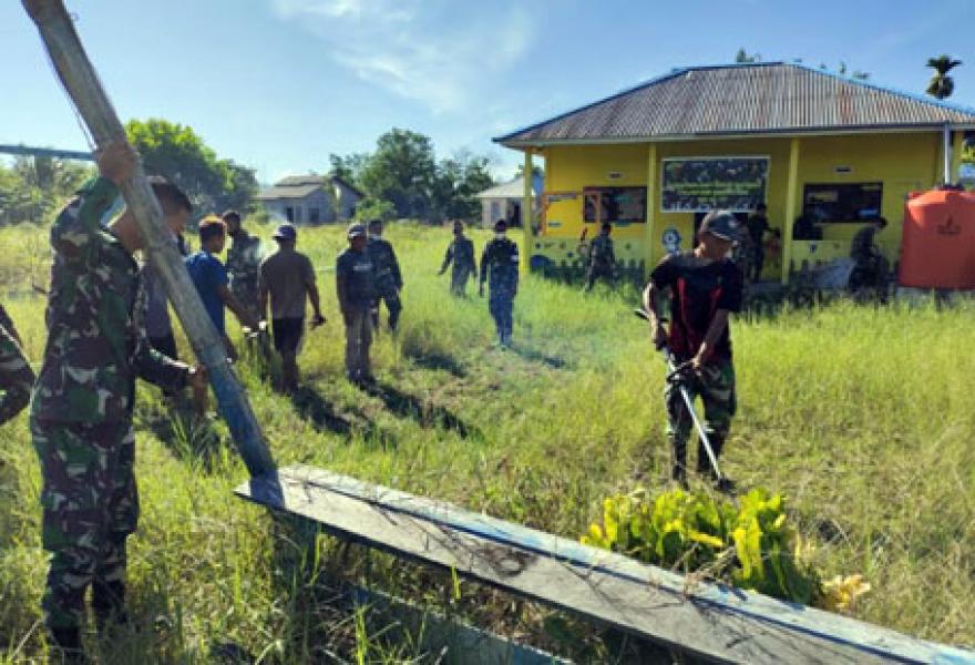 Peringati Hari Pancasila, Personel Kipan A Yonif 645 Bersihkan Sarana Tempat Pendidikan Anak Usia Dini