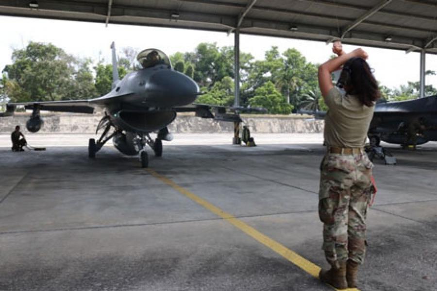 Pesawat Tempur F16 TNI AU dan Amerika Latihan Manuver Bersama di Riau