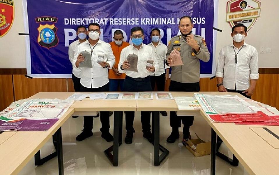 Polda Riau Grebek Gudang Pupuk Oplosan di Kampar