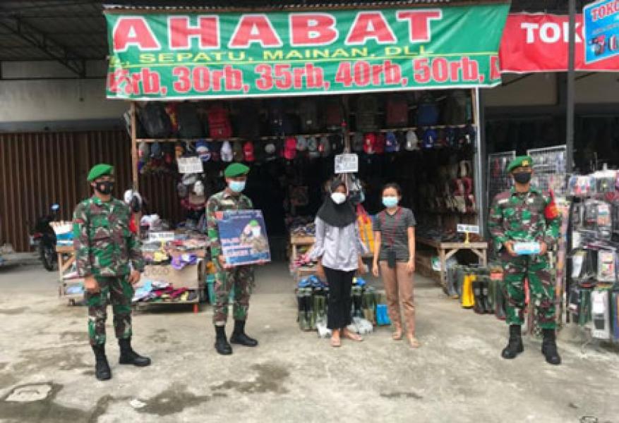 Prajurit Batalyon Infanteri 642 Bagikan Masker di Pasar Sui Durian Sintang