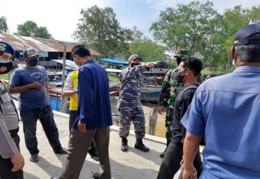 Prajurit TNI AL Bantu PPKM Mikro Di Dumai