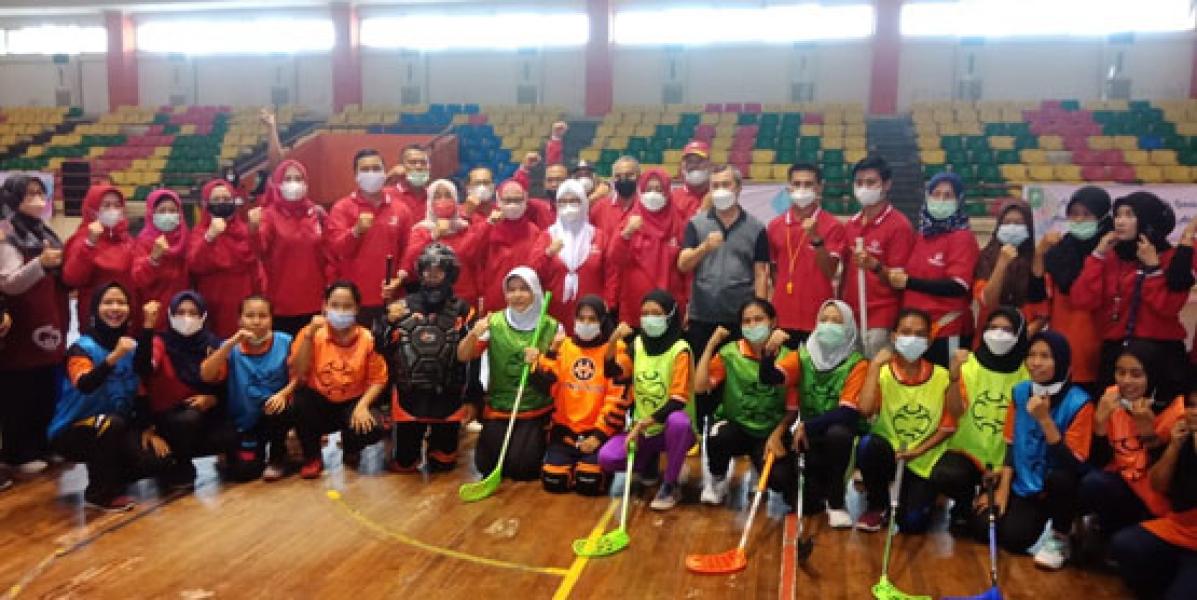 Support Atlet SOIna Riau ke Rusia, Gubri Ikut Main Floorball