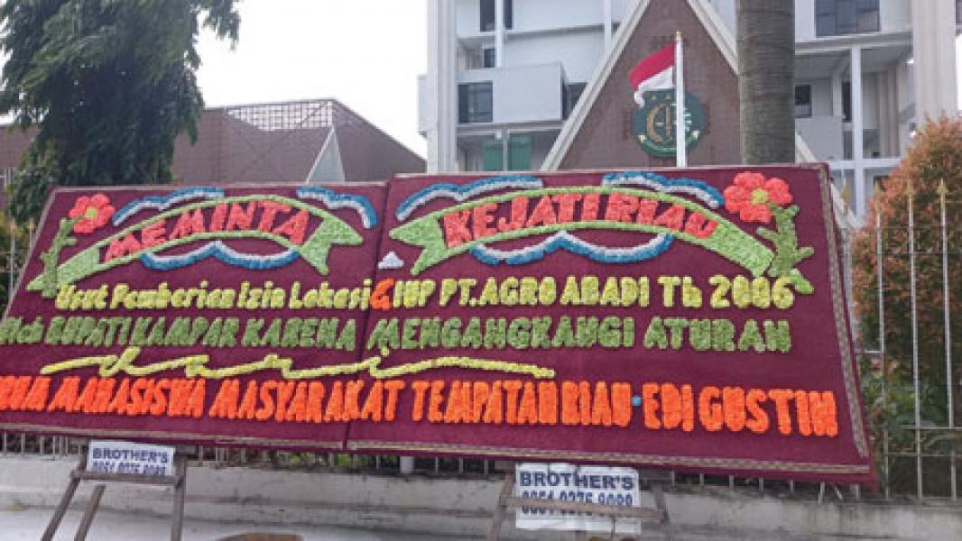 Tak Bisa Unjuk Rasa, FMMTR Pampang Papan Bunga di Kejati Riau