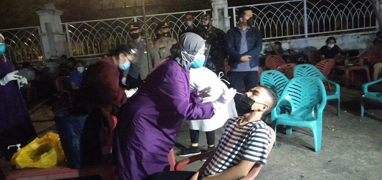 Tim Gabungan Polsek Pekanbaru Kota Bubarkan Kerumunan dan Lakukan Rapid Test Antigen