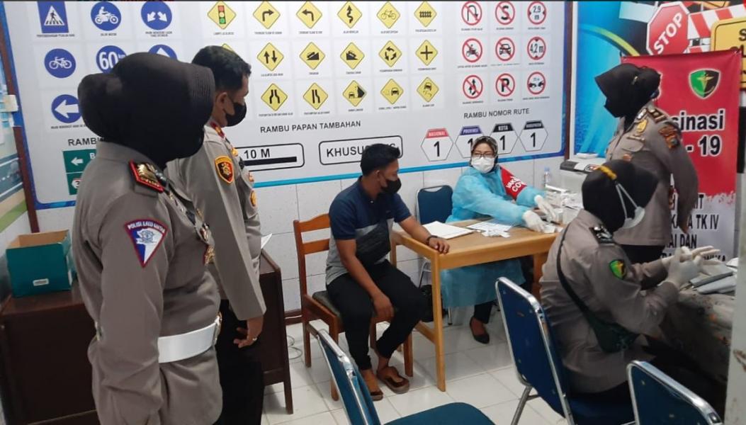 Urus SIM di Satlantas Polres Dumai, Pemohon Langsung Ikut Vaksinasi Covid-19