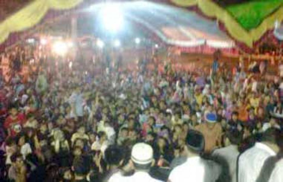 Bupati Inhu Bagi-bagi THR dan Zakat kepada Ribuan Warga