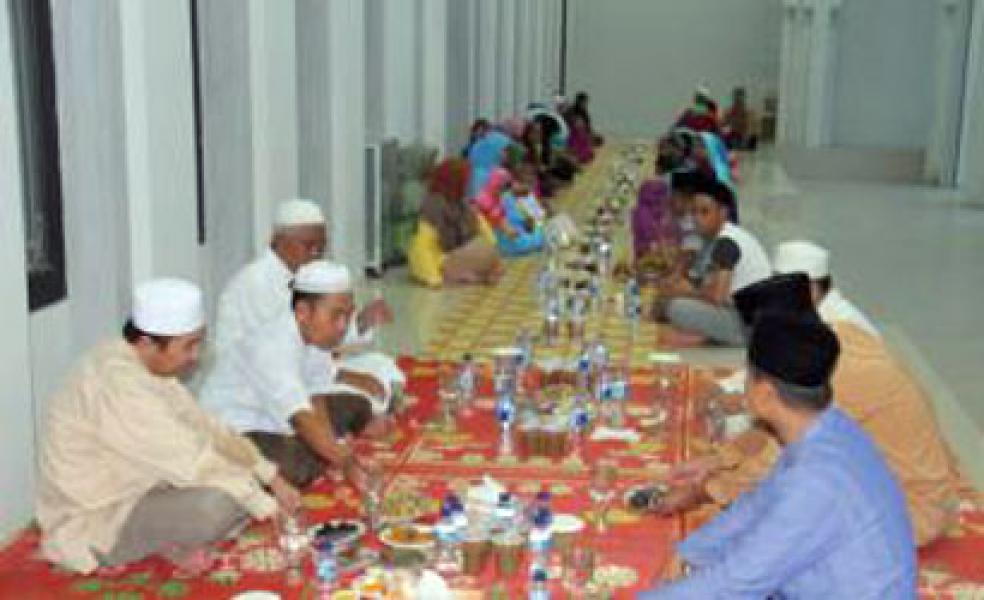 Bupati Siak Buka Bersama Jamaah Masjid Al-Fattah