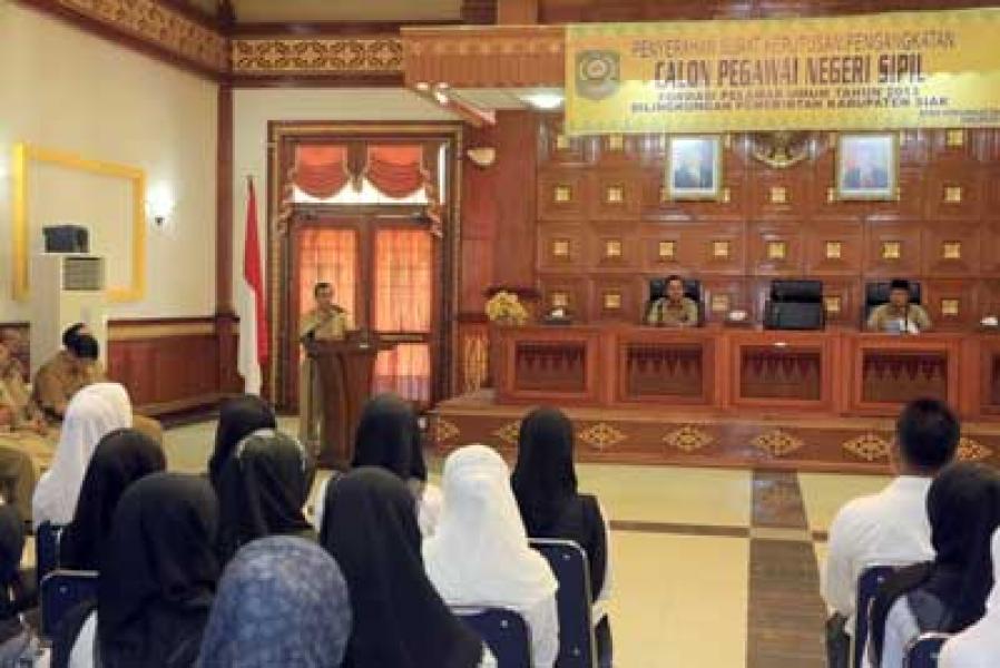 Bupati Siak Serahkan 169 SK CPNS Formasi Pelamar Umum