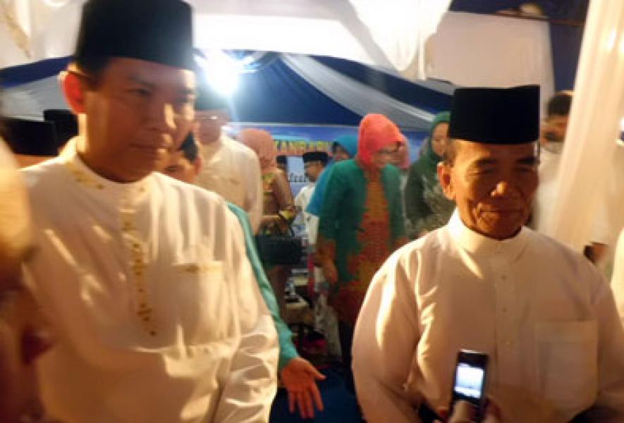 Dari Kediaman, Gubri Jalan Kaki Menuju Lokasi Pawai Takbir