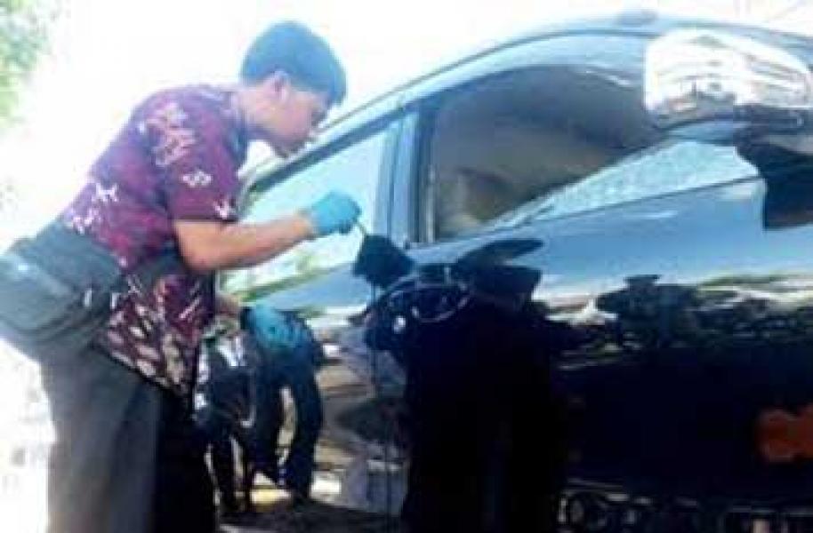 Ditinggal Sholat Jum`at, Kaca Mobil Fortuner Milik PNS Dipecah Maling