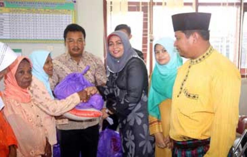 Ketua Tim Penggerak PKK kabupaten Siak Serahkan Sembako kepada Fakir Miskin