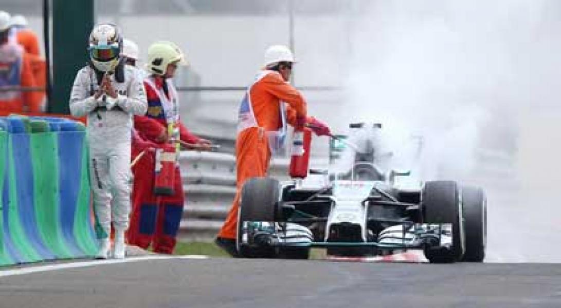 Mobil Hamilton Terbakar, Rosberg Raih Pole Position
