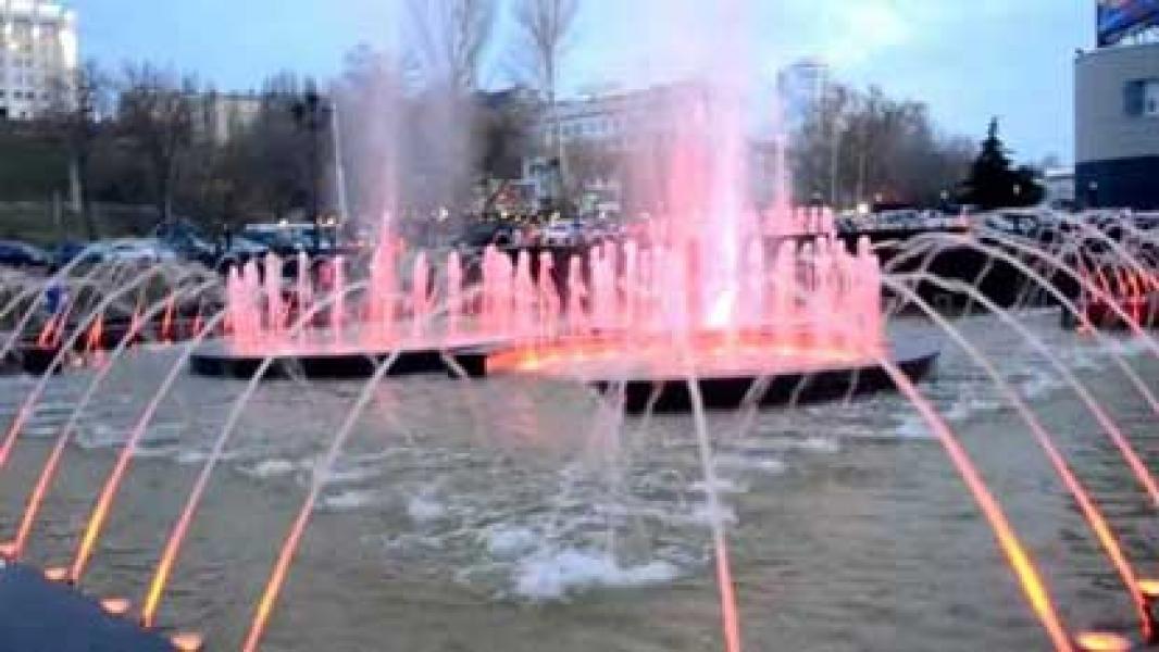 Pasangan Rusia Bercinta di Samping Air Mancur