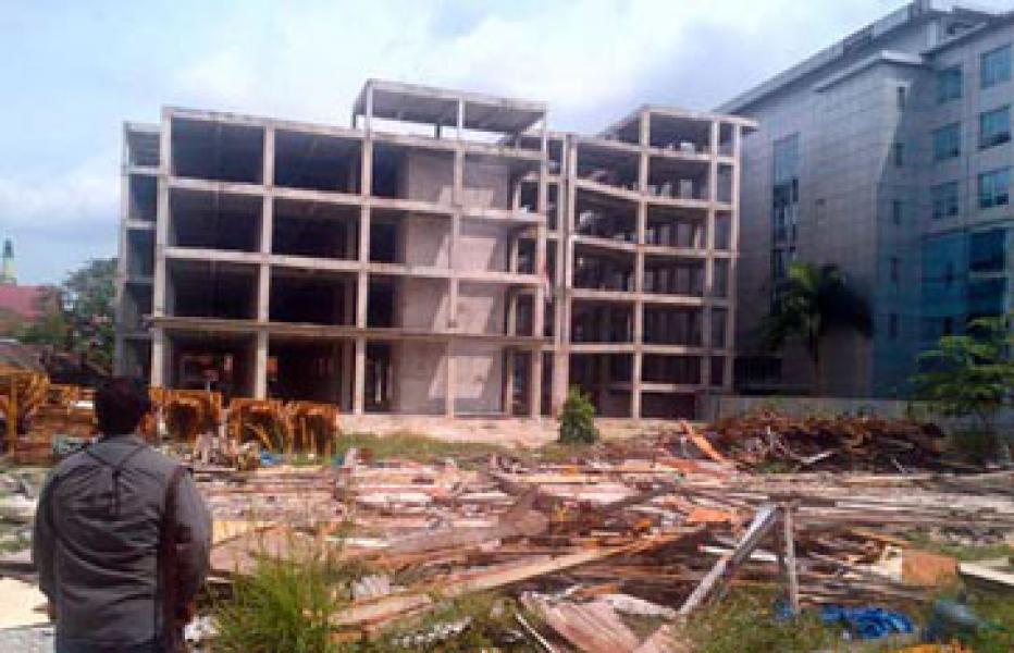 Pembangunan Gedung Bedah Central RSUD Arifin Achmad Masih Terkendala