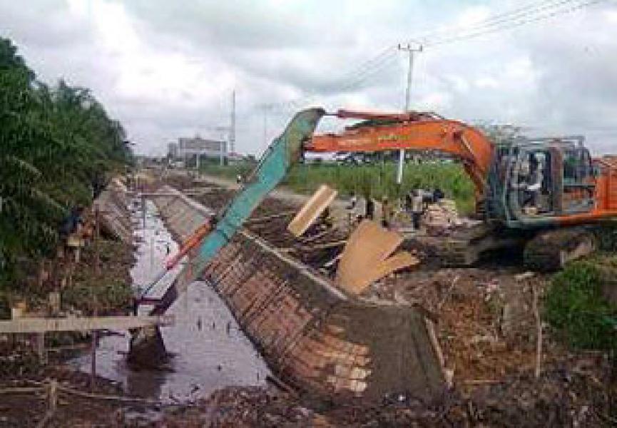 Proyek Talud Beton Kota Rengat Terancam Gagal