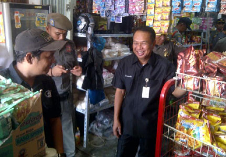 Ramayana dan Toko Ayu Kedapatan Jual Barang Kadaluarsa