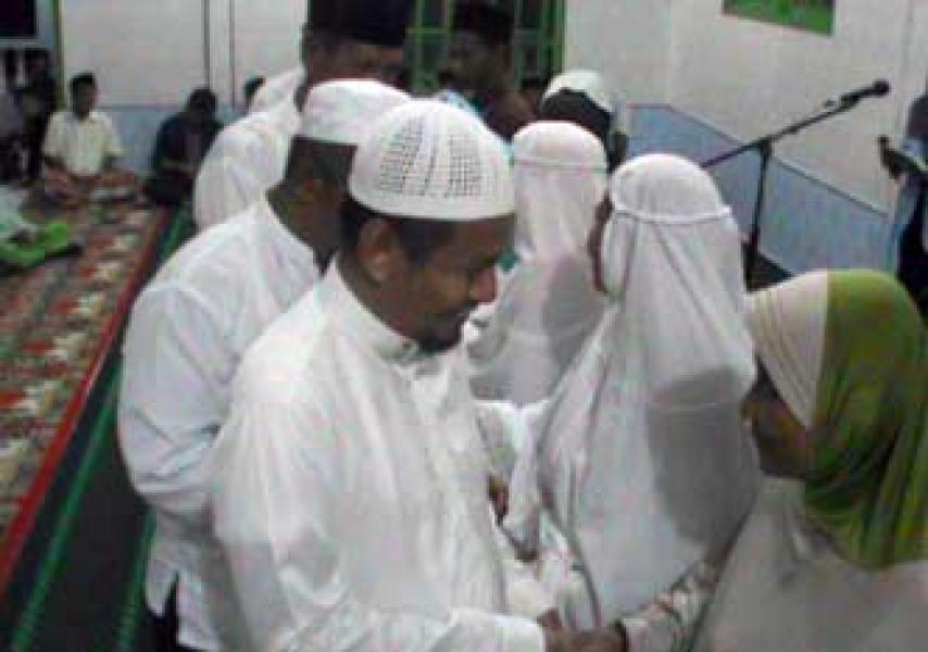 Wabup Meranti Serahkan Santunan Anak Yatim