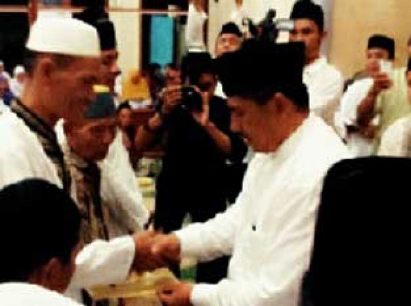 Wabup Siak Salurkan Bantuan kepada Anak Yatim, Lansia dan Rumah Ibadah