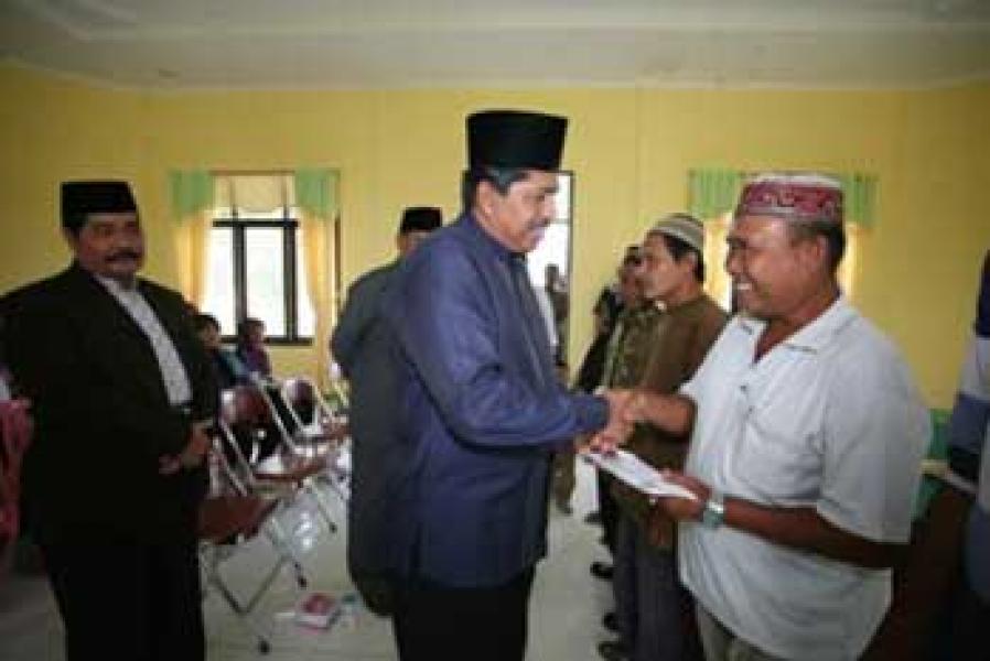 Wabup Siak Salurkan Zakat Tahap 2 di Desa Merangkai Dayun