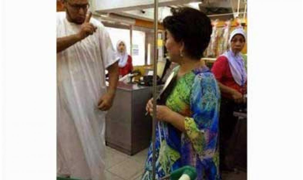Wanita Ini Dikecam karena Kenakan Pakaian Bertuliskan Ayat Alquran