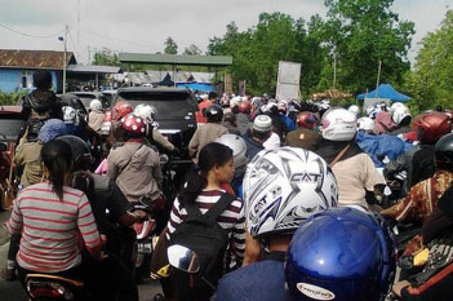 Antrean Kendaraan Mengular di Pelabuhan Roro Bengkalis