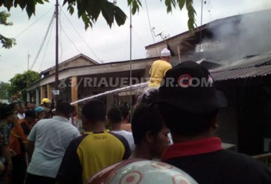 Api Hanguskan Dua Rumah di Perumnas Rumbai Pesisir