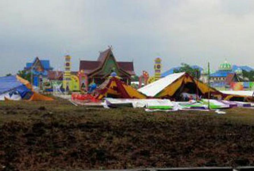 Astaka MTQ Meranti Porak-poranda Diterpa Angin Kencang