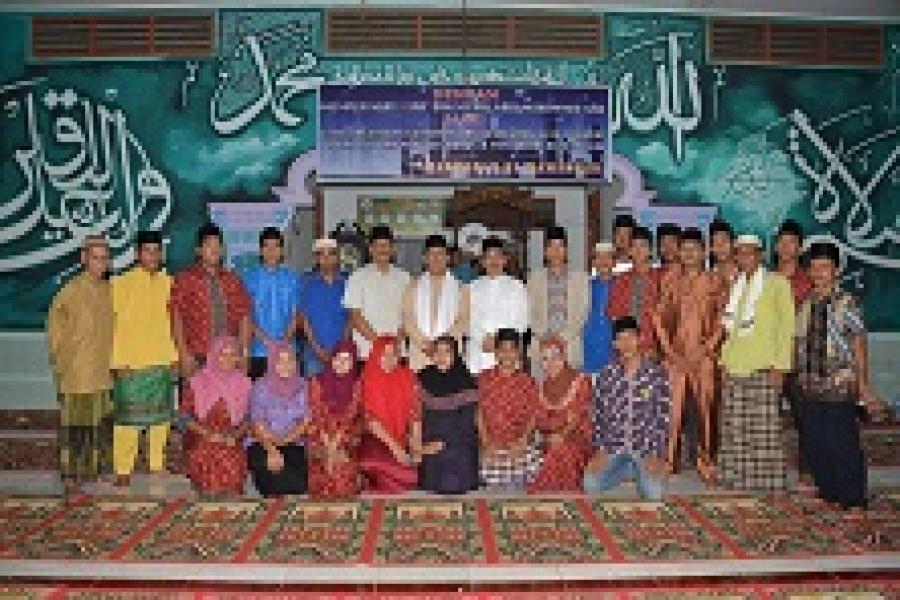 Bupati Bagikan Paket Bantuan di Safari Ramadhan Kecamatan Pinggir