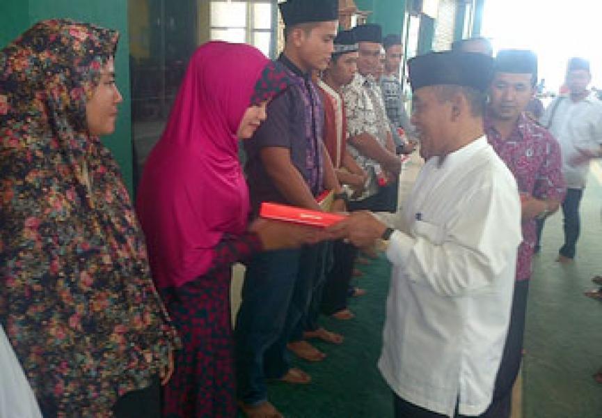 Bupati Harris Serahkan Zakat Kepada 63 Muallaf, 10 Fisabilillah dan 132 Tukang Becak