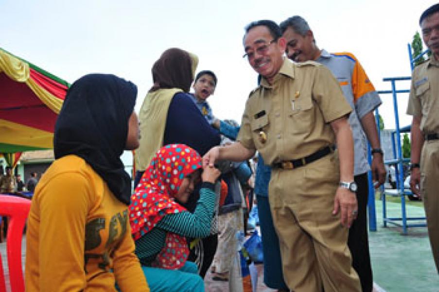Bupati Herliyan Saleh Serahkan 1000 Paket Sembako Gratis