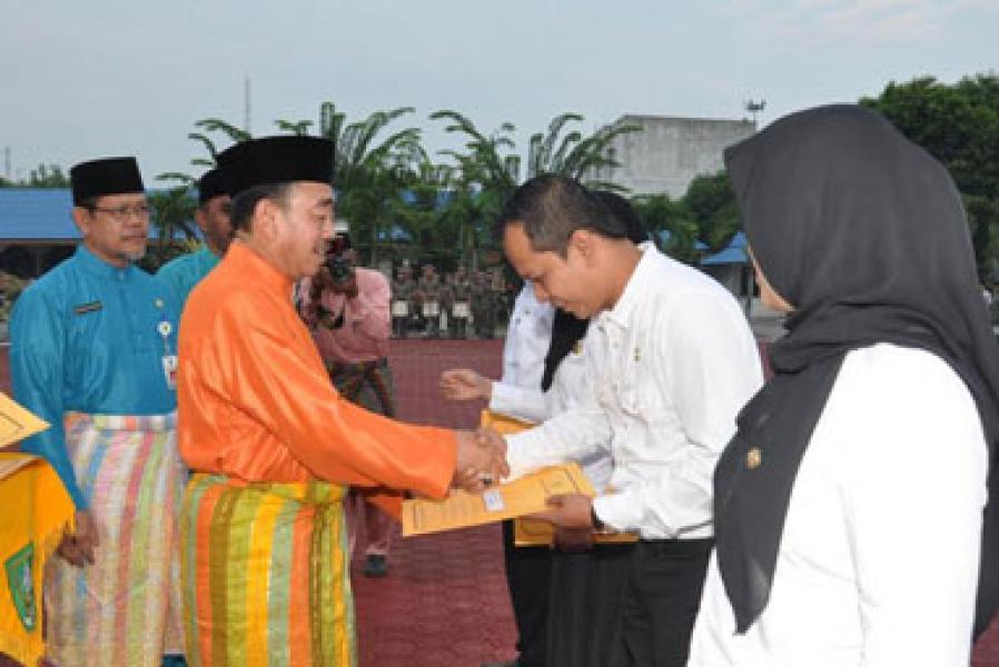 Bupati Herliyan Saleh Serahkan SK Pengangkatan Kepada 350 CPNS Bengkalis