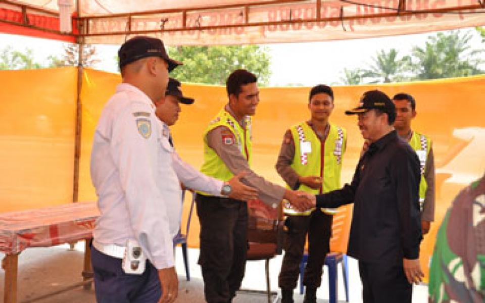 Bupati Herliyan Tinjau Pos Mudik Lebaran