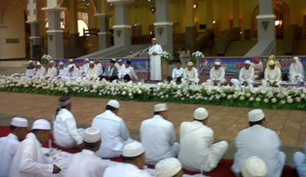Bupati Rohul Menangis, Ini Alasannya