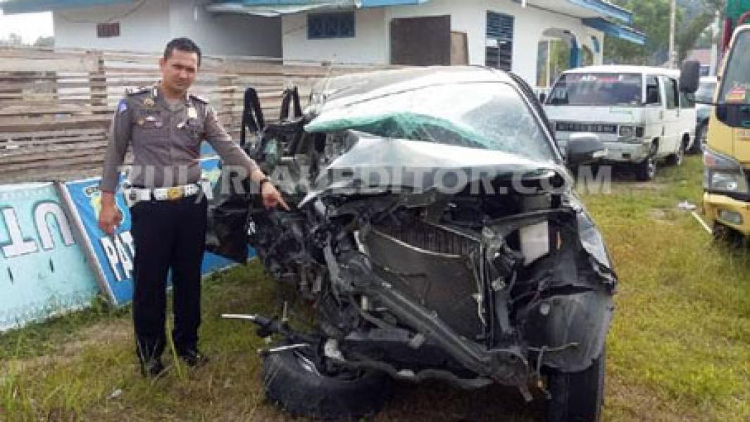 Daihatsu Terios Adu Kambing dengan Truck Tanki di Jalintim