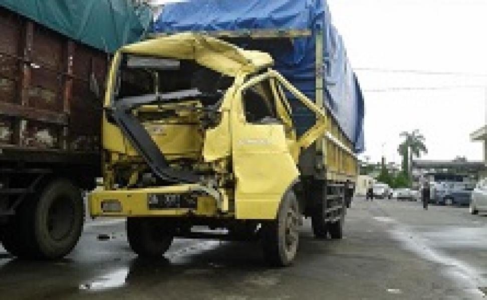 Di Inhu Terjadi Kecelakaan Truk Vs Sepedamotor