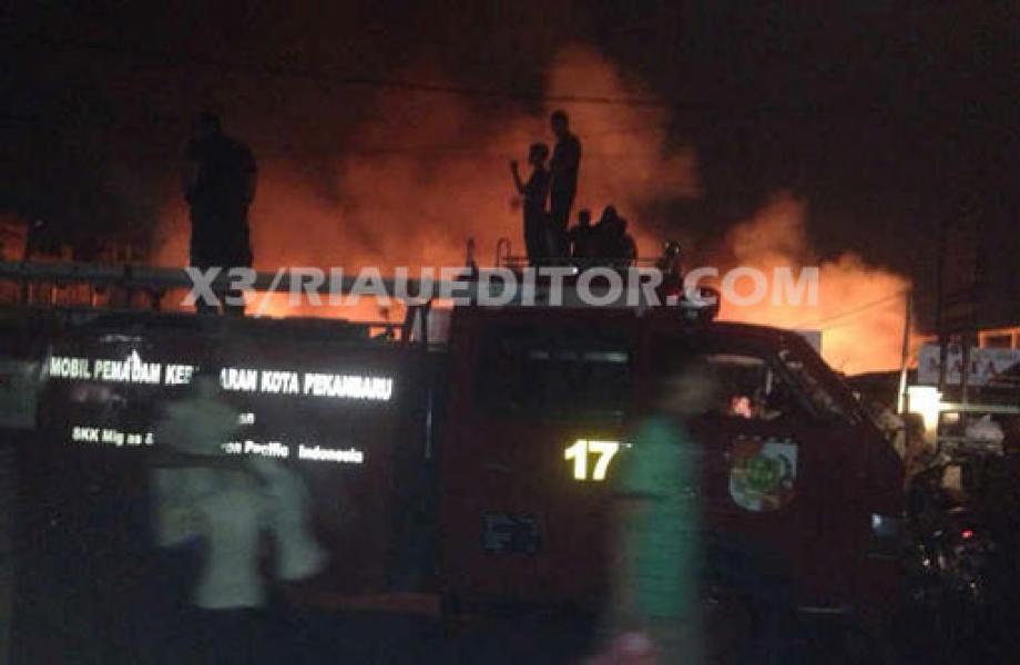 Hingga Pukul 22.00 WIB Api Terus Melalap Ratusan Kios Pasar Cik Puan Pekanbaru